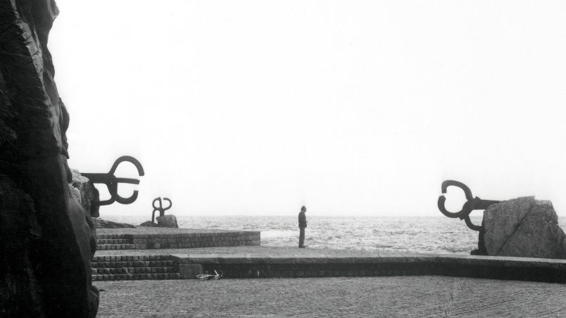Eduardo Chillida junto a Peine del viento XV en San Sebastián. Foto: Francesc Català-Roca